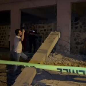 diyarbakirda balkon coktu 2 bebek yarali VvuHVCTI