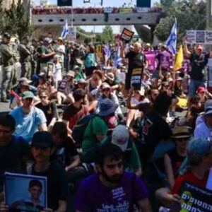 israilli rehine ailelerinden tel avivde protesto 2MaPtv8u