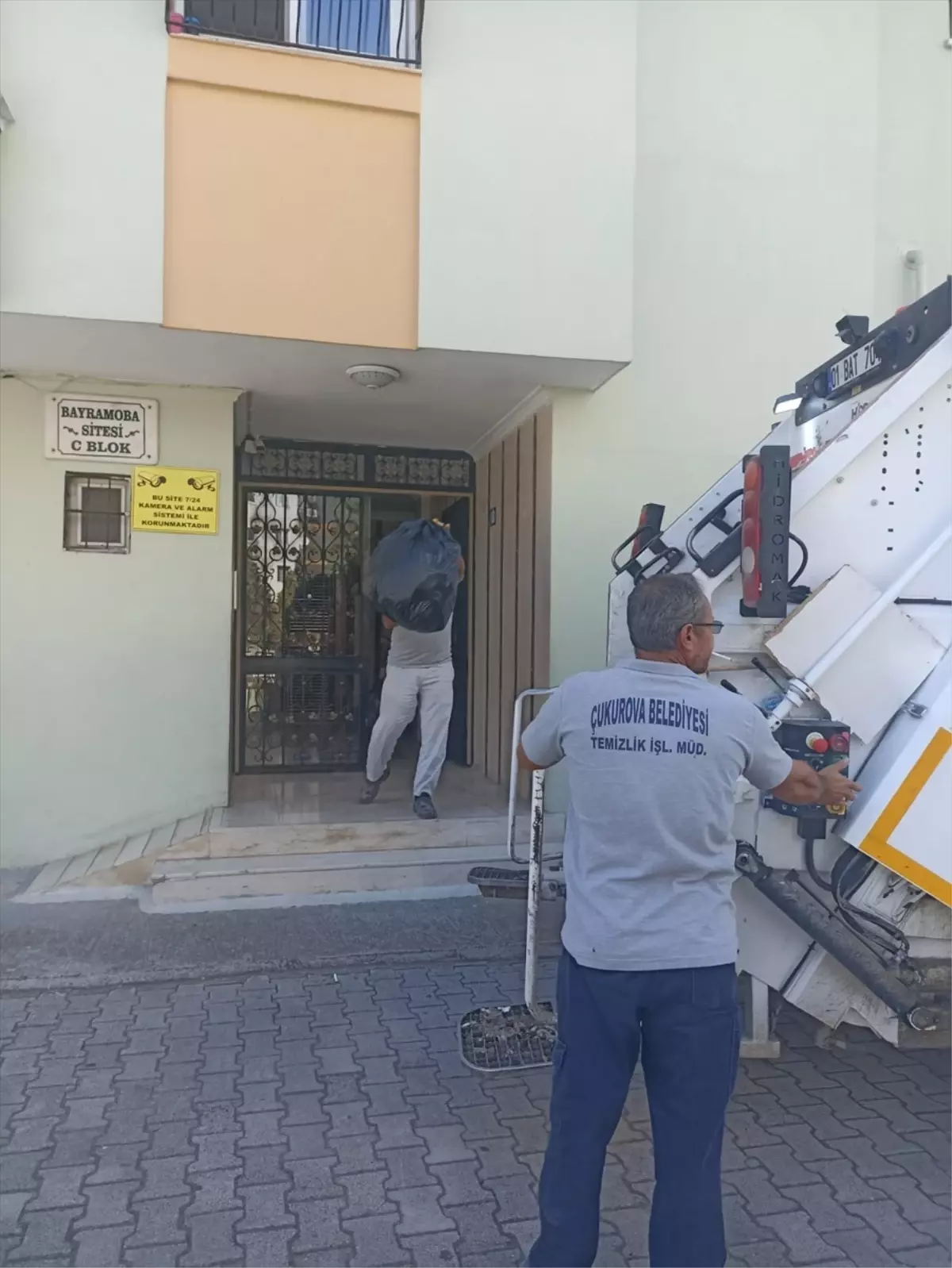 adanada copler icin iki kamyon temizlik 5CH4FdO1