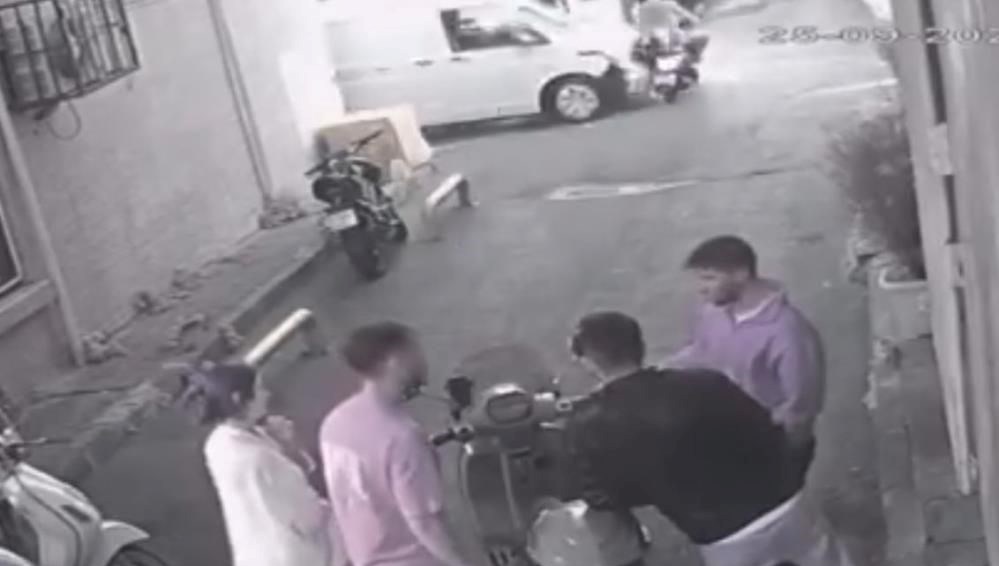 aniden yola cikan motosikletliye kamyonet carpti TRJHFFMT