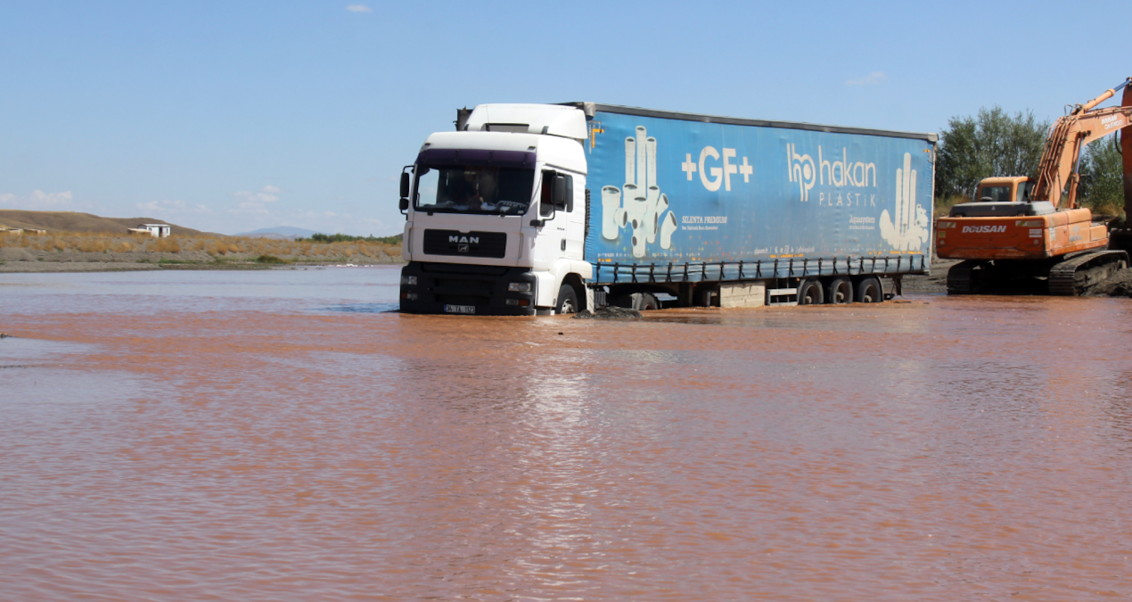 kizilirmakta kuma saplanan tir 2 gun sonra cikarildi 5iLglzqy