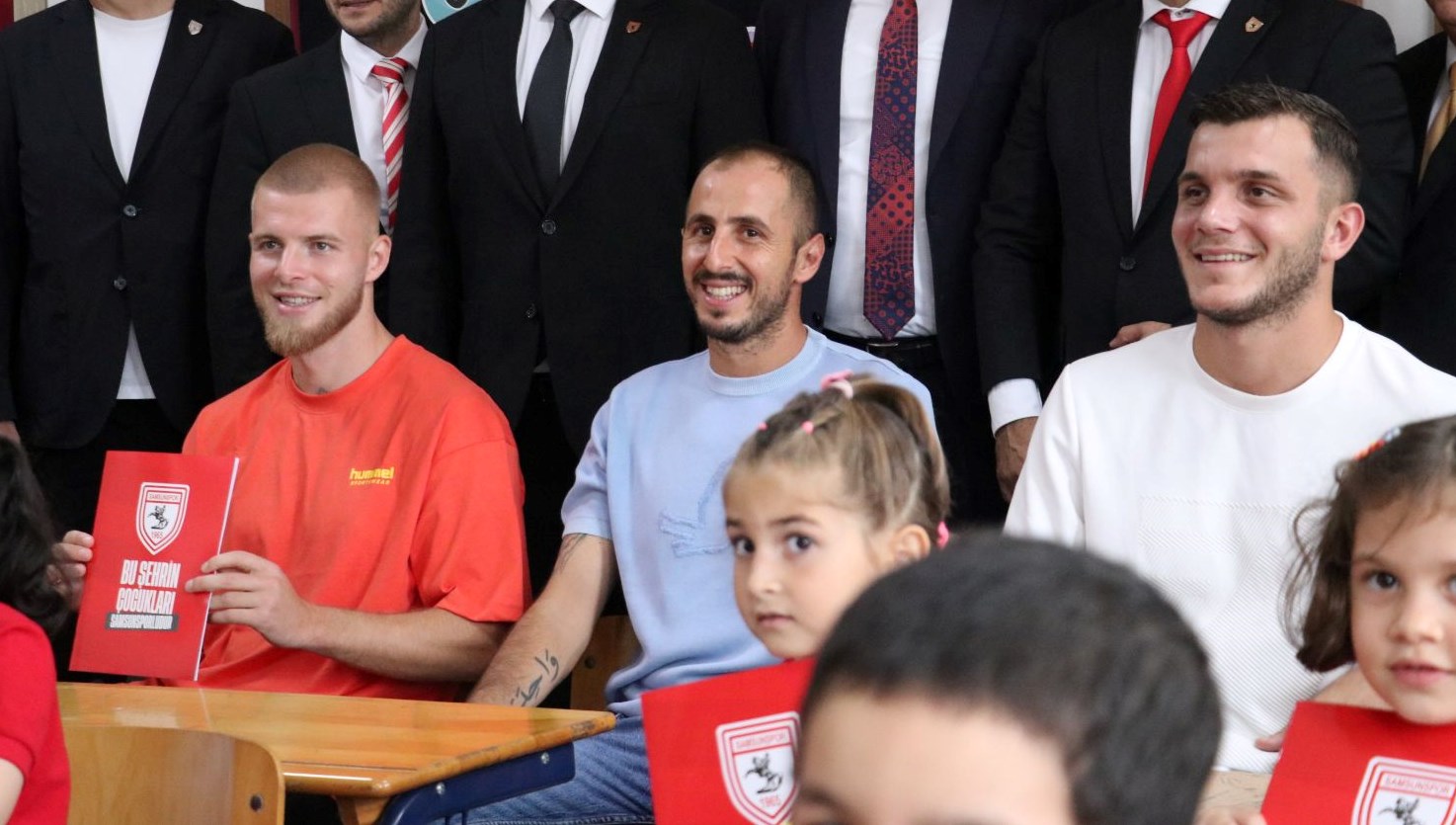 samsunsporlu futbolculardan ogrencilere ziyaret uptKqdst