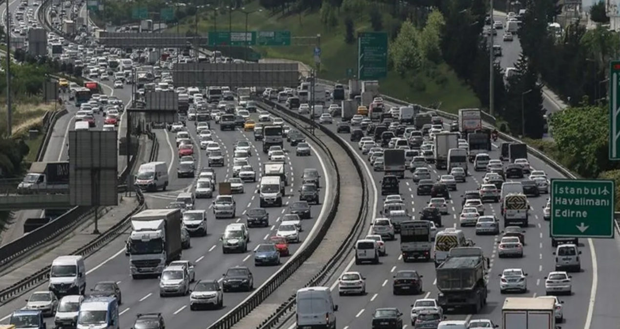 servisler yola cikti istanbulda trafik kilitlendi q2yj8Aca