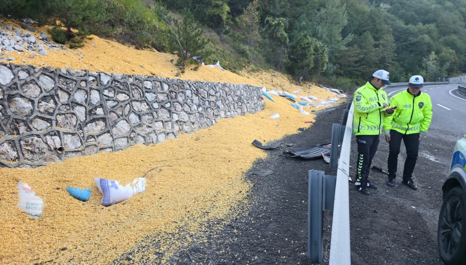 bursada hayvan yemi yuklu tir devrildi iki kisi agir yarali sMZxNn2g