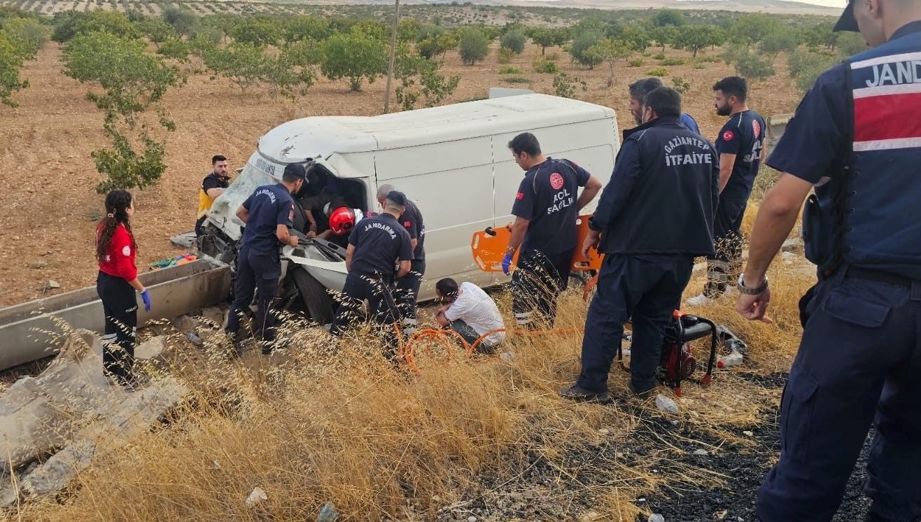 kamyonet sarampole uctu aracta sikisan kisiler agir yaralandi eaHKJNTf