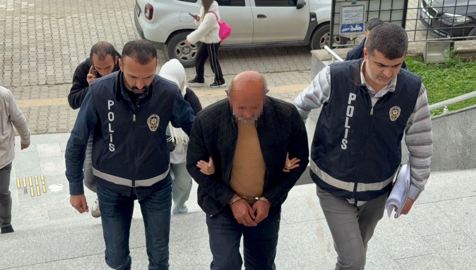 kiralik aracla kaza yapan oglu yuzunden banka soydu 5vr9YJTY.jpg