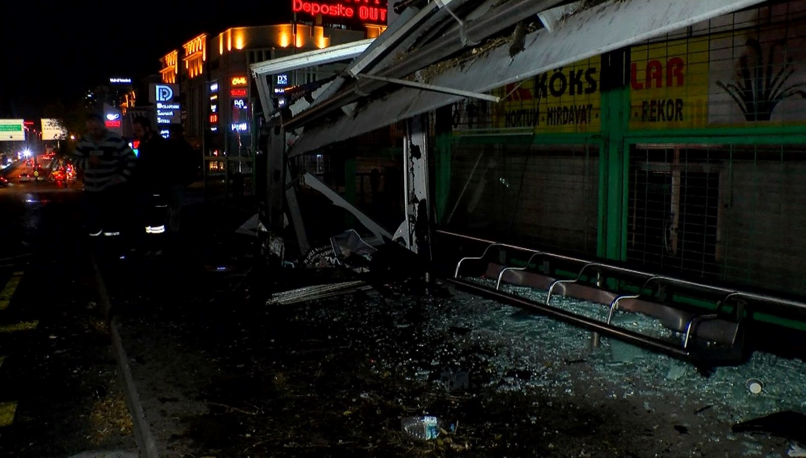 otomobil duraga daldi agac faciayi engelledi 1 yarali T2dlpNGQ.jpg