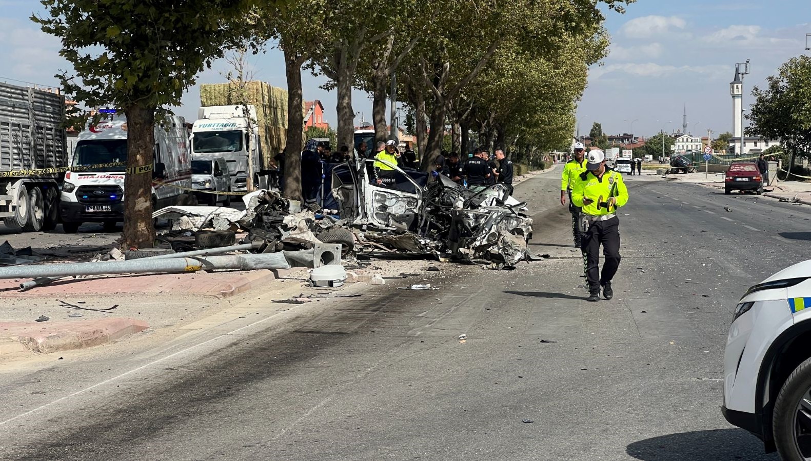 otomobilin carptigi arac ikiye bolundu 1 olu 1 yarali dUbvgJpG