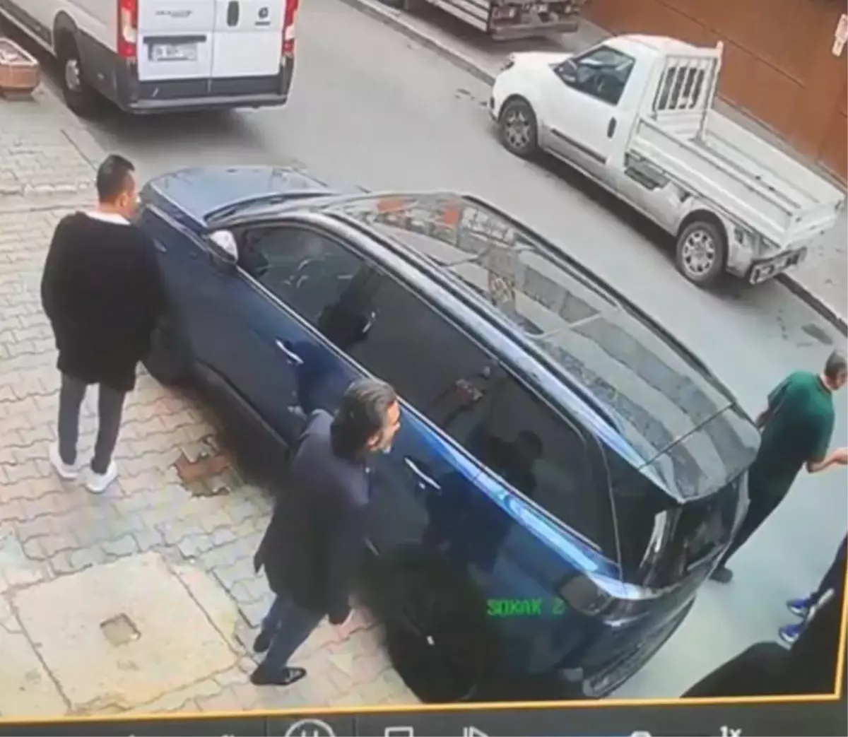 otomobilin uzerine idrarini yapti sahibine saldirdi N1bhfPa4