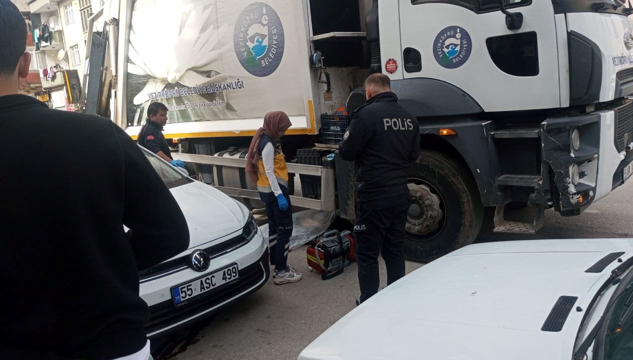 samsunda temizlik kamyonunun altinda kalan yaya oldu CxRiAe7d.jpg