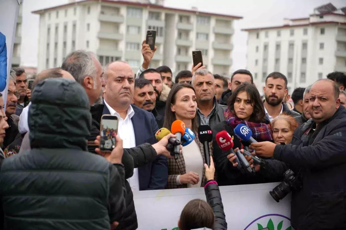 dem parti genel baskani tulay hatimogullari selahattin demirtasi ziyaret etti M51ZgzFI.jpg