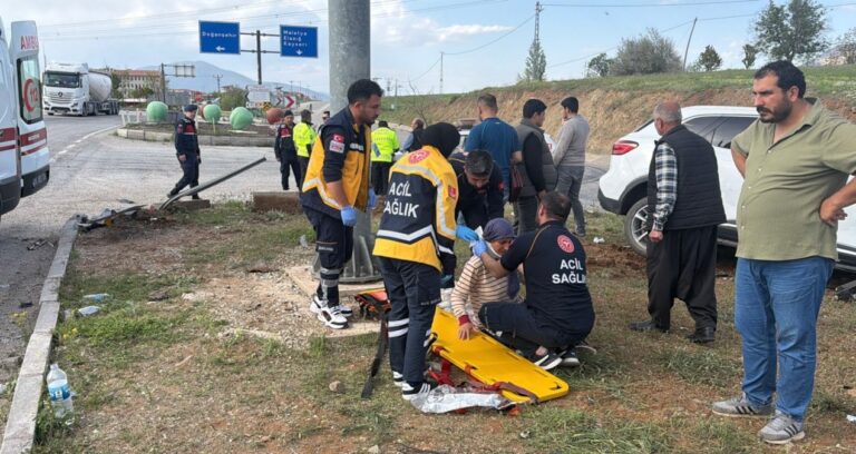 iki-otomobil-kavsakta-carpisti-3-yarali-VIf5agZq