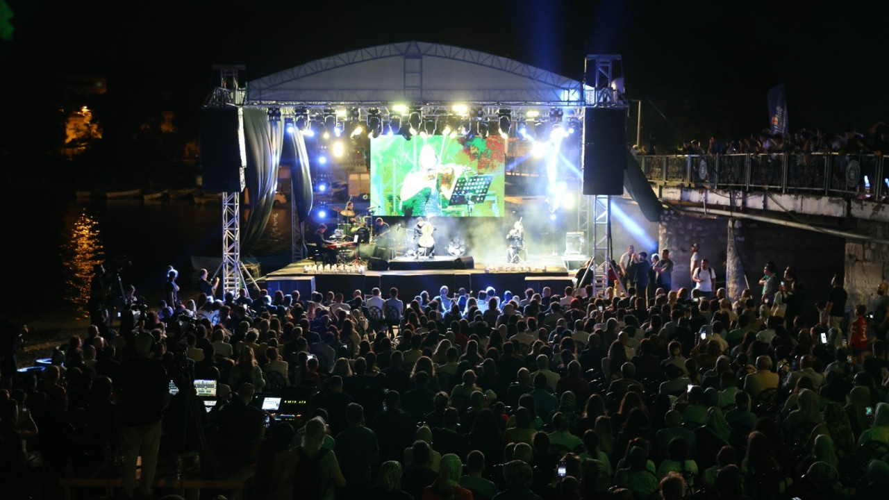 Bursa festivalinde bagjan oktyabr ruzgari SNiAFhDv